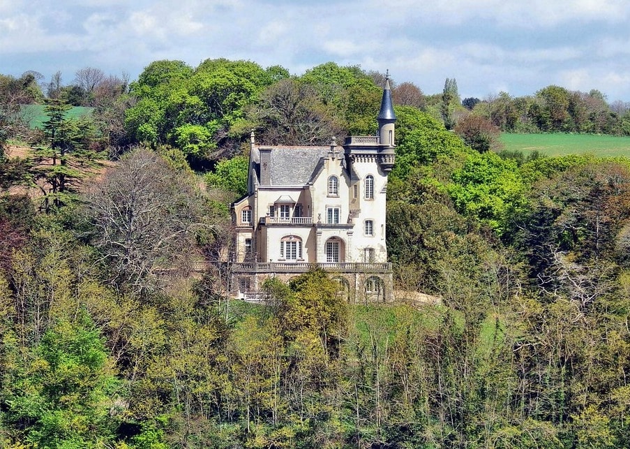Quelles différences entre un château et un manoir